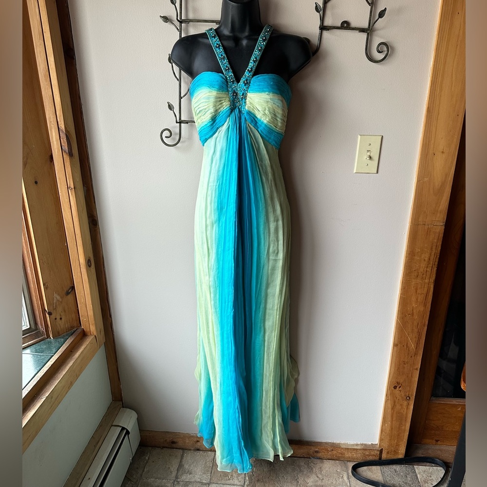 Crinkle Chiffon resort-wear dress. Fly away skirt, halter with open keyhole back